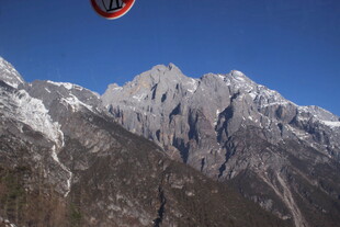 雪山上空的滑翔伞