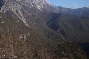 壮丽山景俯瞰图