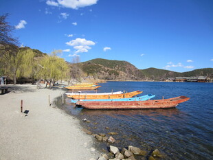 湖畔彩舟 静美自然风光