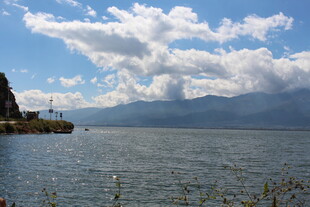 湖畔山水景 云绕山峦间