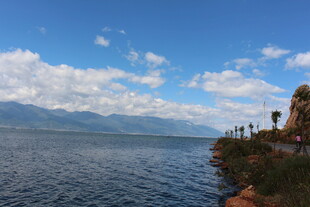 湖畔美景 蓝天白云映碧水