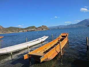 湖畔停泊的小船