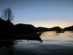 黄昏湖畔静谧风光