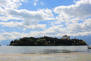 海岛风光 蓝天白云下的美景