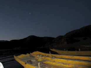 夜晚河畔的黄色船只