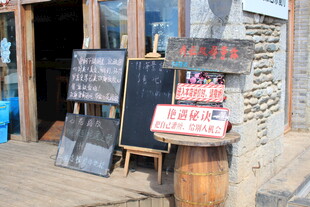 街头店铺外的特色招牌展示