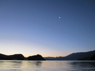 黄昏湖畔 天际孤星闪耀