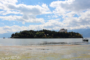 海岛风光 蓝天白云下的宁静