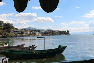 湖畔停泊的几艘古朴小船