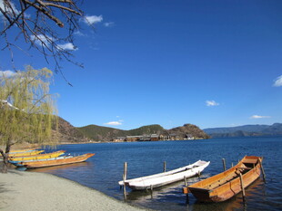 湖畔小船静泊美丽风光