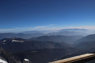 高空俯瞰连绵山脉景色