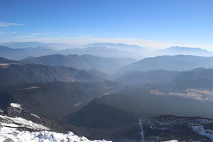 雪山远眺壮丽山峦景色