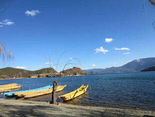 湖畔小舟 静美湖景风光