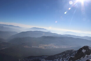 壮丽山景与耀眼阳光