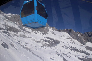 雪山中的蓝色缆车