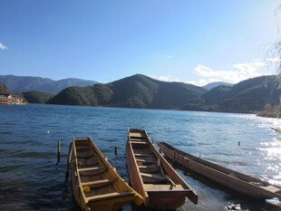 湖畔双舟静立美丽风光