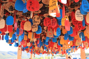 彩色祈福牌悬挂成美丽景观