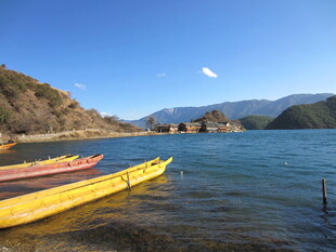湖畔小舟 静享山水之美