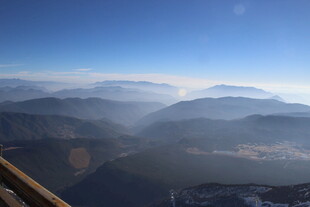 壮丽山景 蓝天覆于群山之上