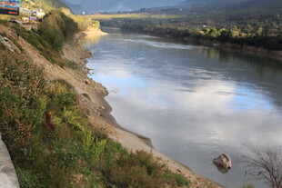 河畔风光 宁静自然之美
