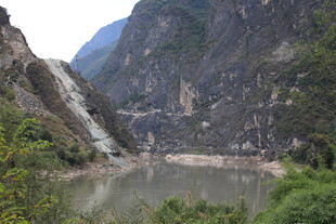 壮丽山水间的峡谷湖泊