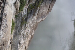 悬崖边的壮阔山水景观