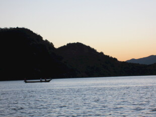 黄昏湖面小船与远山景色