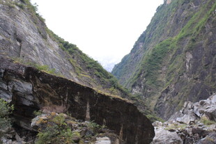 山间险峻石壁景观