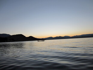 黄昏下的宁静湖面与远山