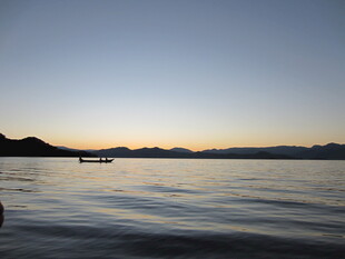 黄昏下宁静的湖面风光