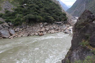 山间湍急河流的壮丽景象