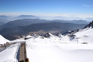 雪山栈道与远处山峦美景