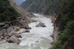 湍急河流穿峡谷