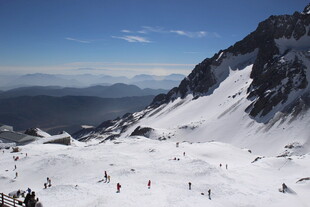 雪山滑雪场景