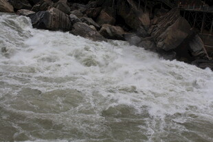 湍急溪流冲击岩石