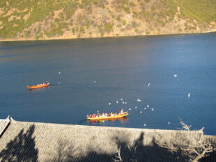 湖上小船与波光美景