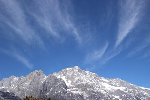 巍峨雪山与飘逸云彩