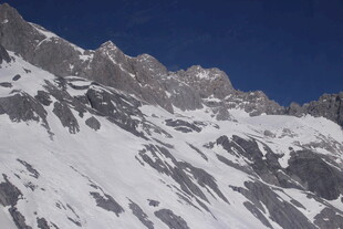 巍峨雪山壮丽景致