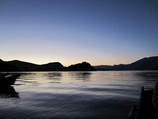 黄昏时分宁静的湖光山色