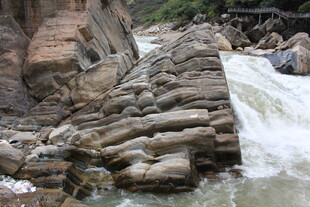 山间湍急溪流穿岩石