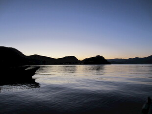 黄昏湖畔静谧山水景致