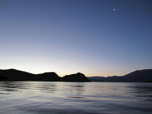 黄昏湖畔 远山与星空之景