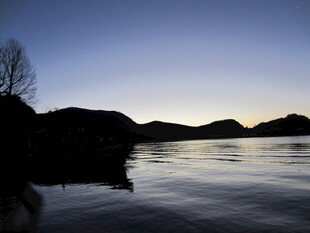 黄昏湖畔静谧山水景致