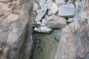 岩石缝隙中的碎石