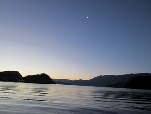 宁静湖景中的黄昏与远山