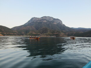 湖光山色中的泛舟景致