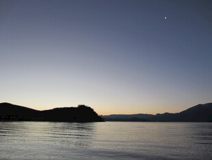 黄昏湖畔 远山与静谧水面