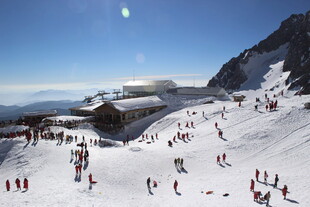 热闹的雪山滑雪场景