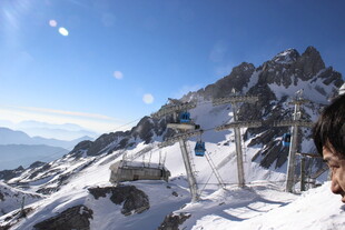 雪山缆车旁的壮丽景致