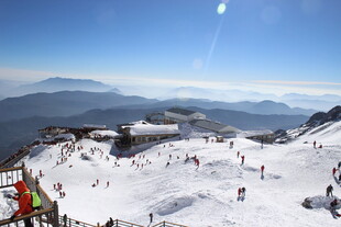 雪山滑雪场热闹景象